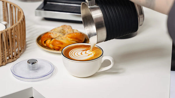 Perfetta schiuma di latte con il montalatte ONYX Cookware  