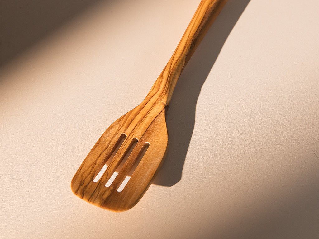 Spatola forata in legno d’ulivo